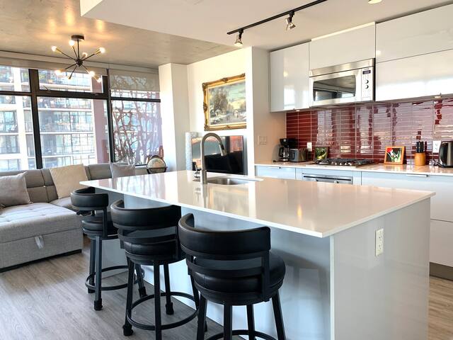 Stunning views – Gastown, 1 parking gallery image 5