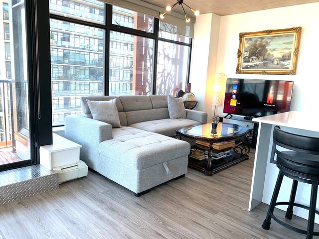 Stunning views – Gastown, 1 parking gallery image 2