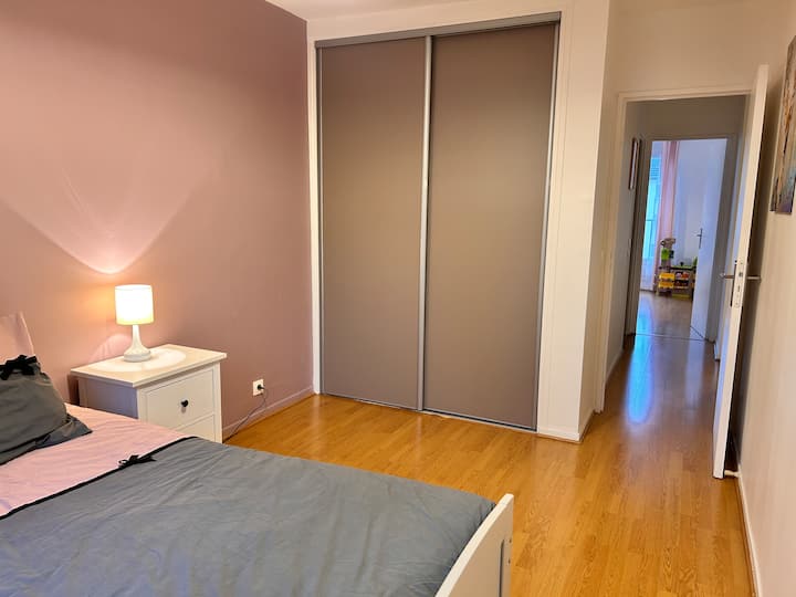 Tercer dormitorio con 2 camas individuales , 90*190 cm , tamaño adulto estándar , un gran armario 