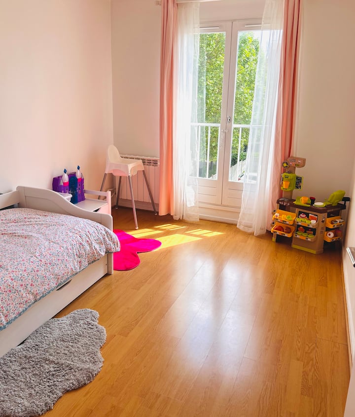Habitación infantil , hay muchos juguetes   decorar con mucho amor .