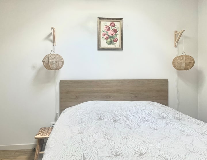 1ere chambre : lit double standard 140 x 190 cm