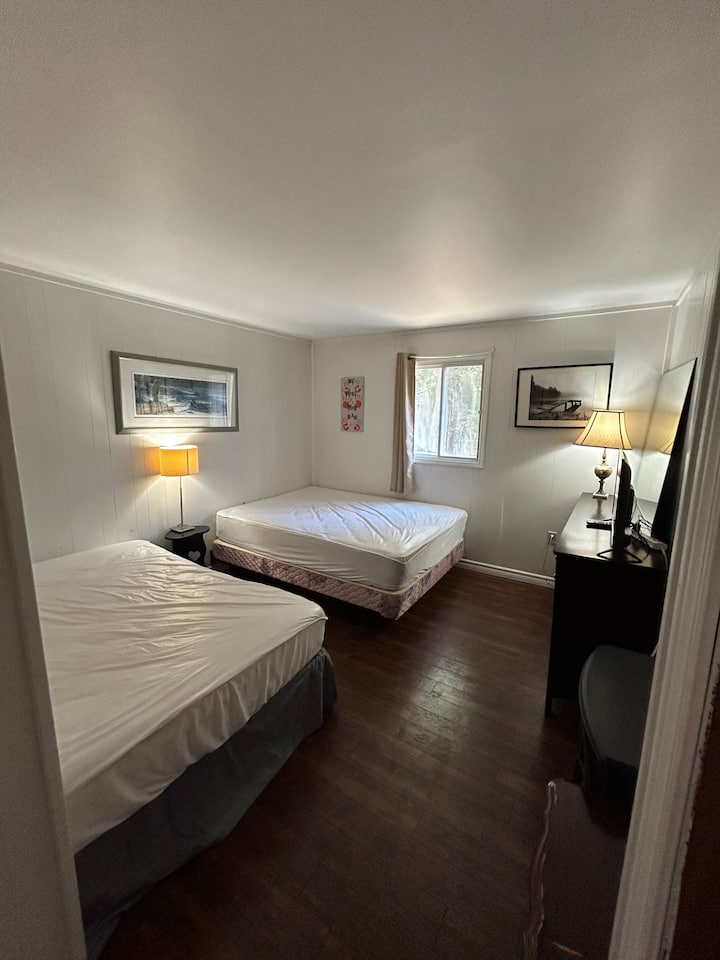 Საძინებელი 3: 1 ორადგილიანი და 1 ორადგილიანი საწოლი. ტელევიზორი