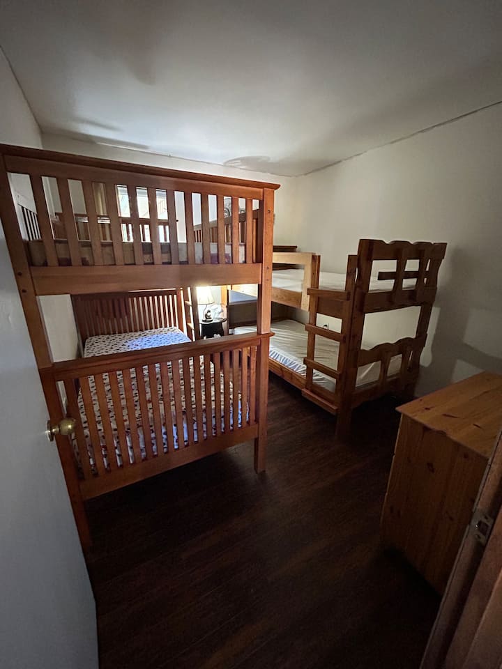 Საძინებელი 1: 4 ერთადგილიანი საწოლი 