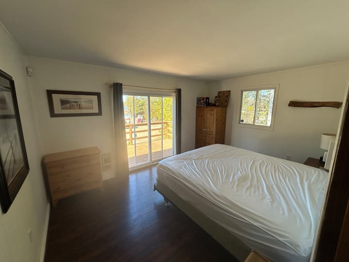 Საძინებელი 2: საწოლი დიდი ზომის. Პატიოს კარები წყლის ხედით დასადგმელად 