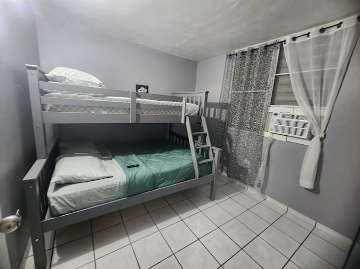 un lit superposé simple / complet disponible 