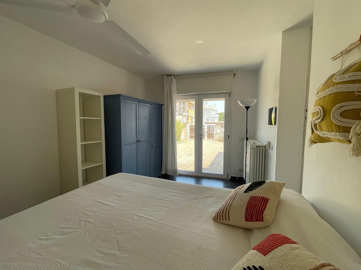 Dhomë gjumi me krevat dopio, dollap me varëse dhe rafte. Banjë brenda në suitë