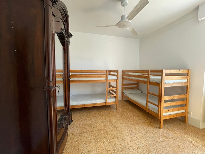 Një dhomë gjumi me dy krevate të rehatshëm tek. Dollapi është për përdorim ekskluziv të pronës (nuk është e mundur ta përdorësh)