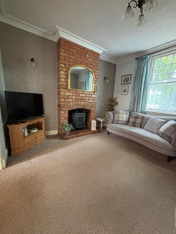 House On The Green Spacious-super Location - Staffordshire
