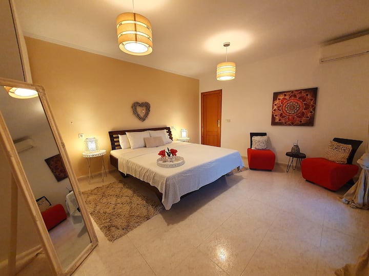 Dormitorio grande en el sótano (tamaño de la cama 1,80 x 2,00 m)