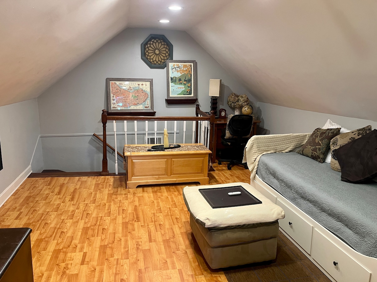 Pozerá sa z druhej spálne na schody a do izby, v ktorej sa nachádza písací stôl, posteľ a televízor na poschodí. Ak sa chcete dostať do druhej spálne s dverami, musíte prejsť touto izbou.