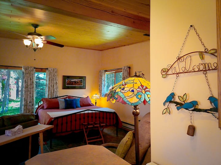Sweet Bedroom Area with Garden