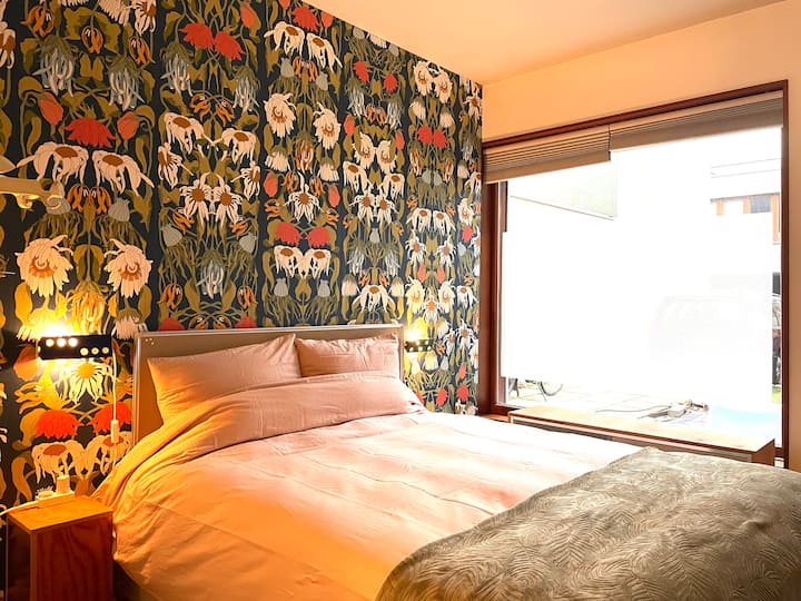 ผ้าคลุมเตียงนุ่มน่ารักและพื้นที่สำหรับกระเป๋าเดินทาง 2 ใบในห้องนอนพร้อมกระดาษติดผนังดีไซน์ดัตช์!