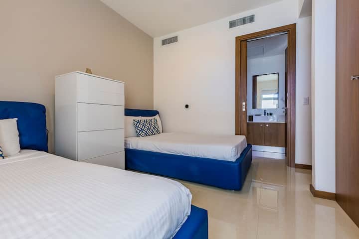 Installez-vous dans votre chambre confortable avec lits jumeaux, des équipements modernes et une salle de bain attenante, parfaite pour des nuits reposantes après avoir exploré la région.
