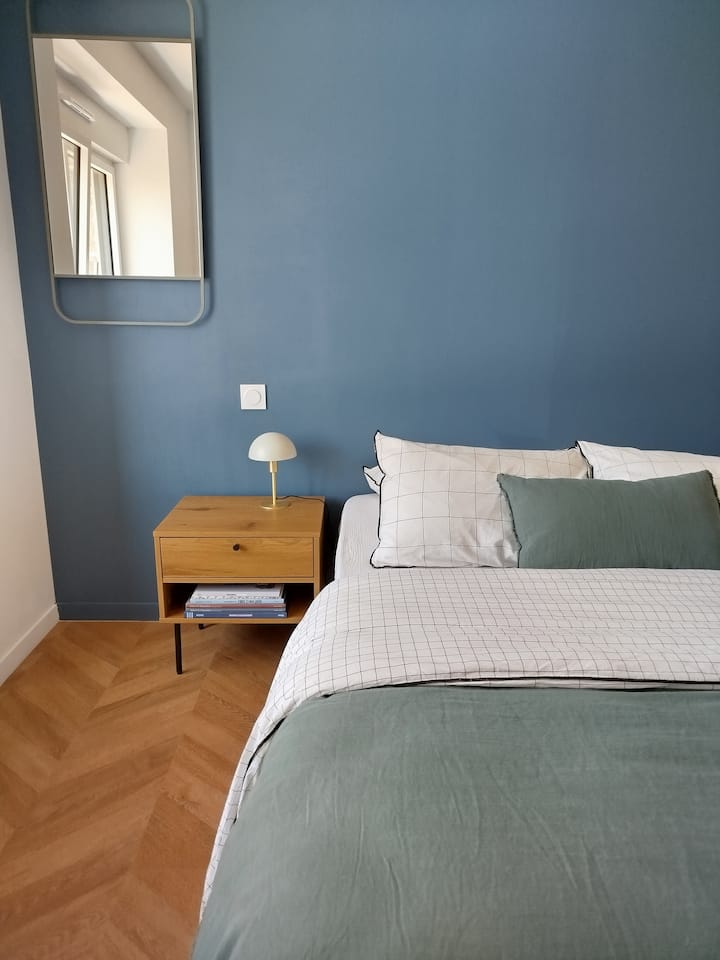 חדר שינה בקומת הקרקע, מיטה זוגית אחת בגודל 140*190