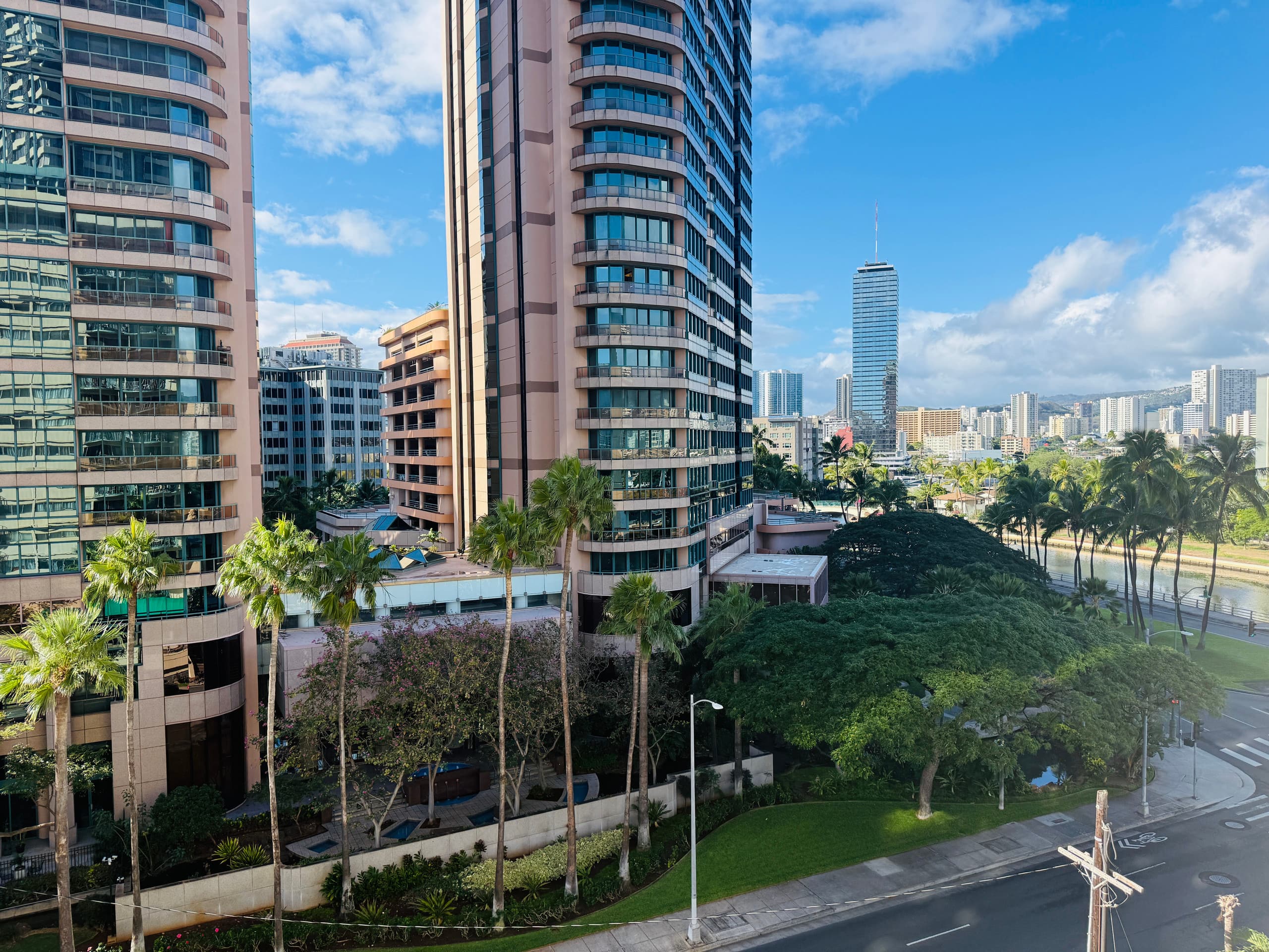 Condo in Honolulu · ★4.79 · 2 bedrooms · 4 beds · 1 private bath - Image 8