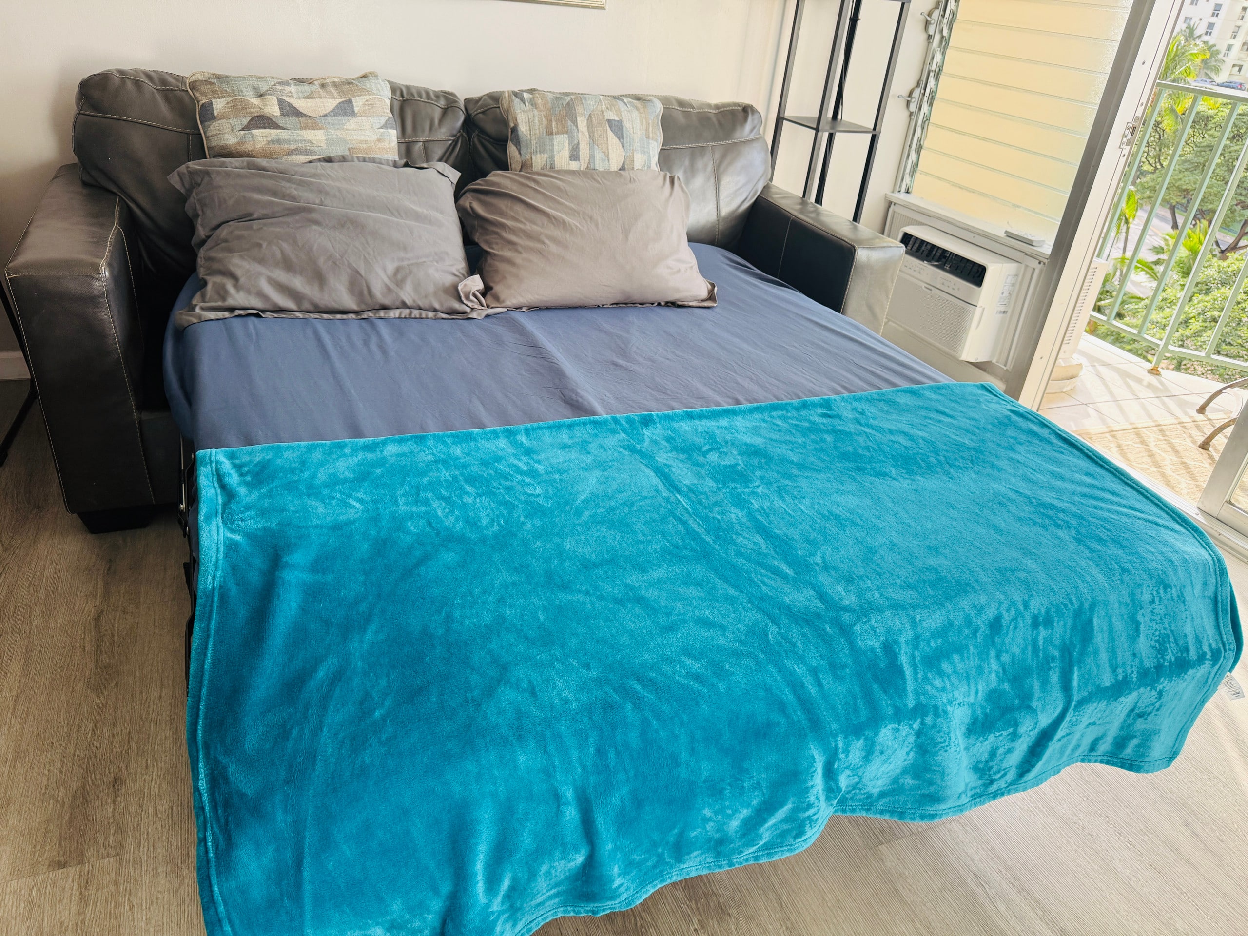 Condo in Honolulu · ★4.79 · 2 bedrooms · 4 beds · 1 private bath - Image 4