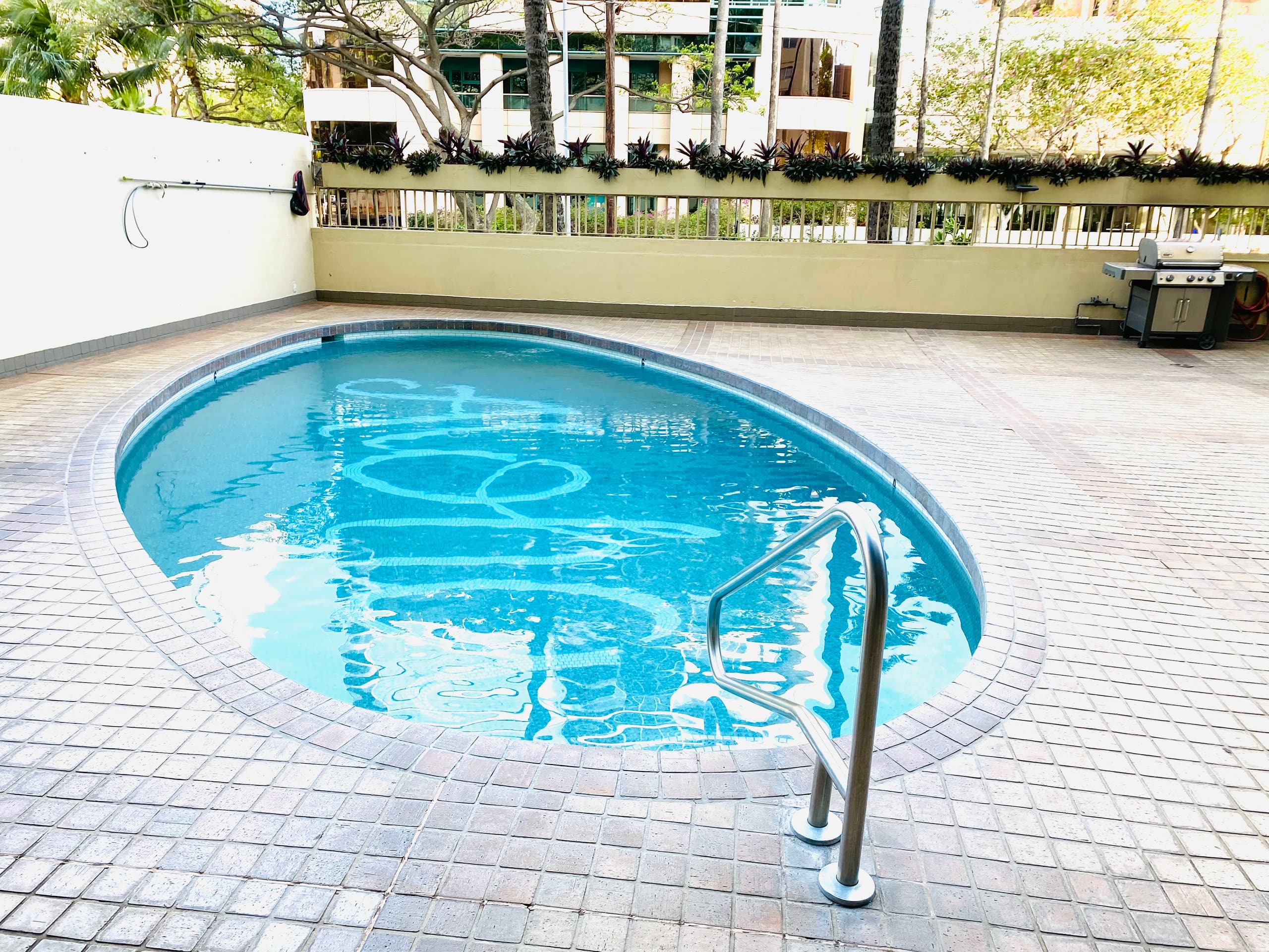Condo in Honolulu · ★4.79 · 2 bedrooms · 4 beds · 1 private bath - Image 13