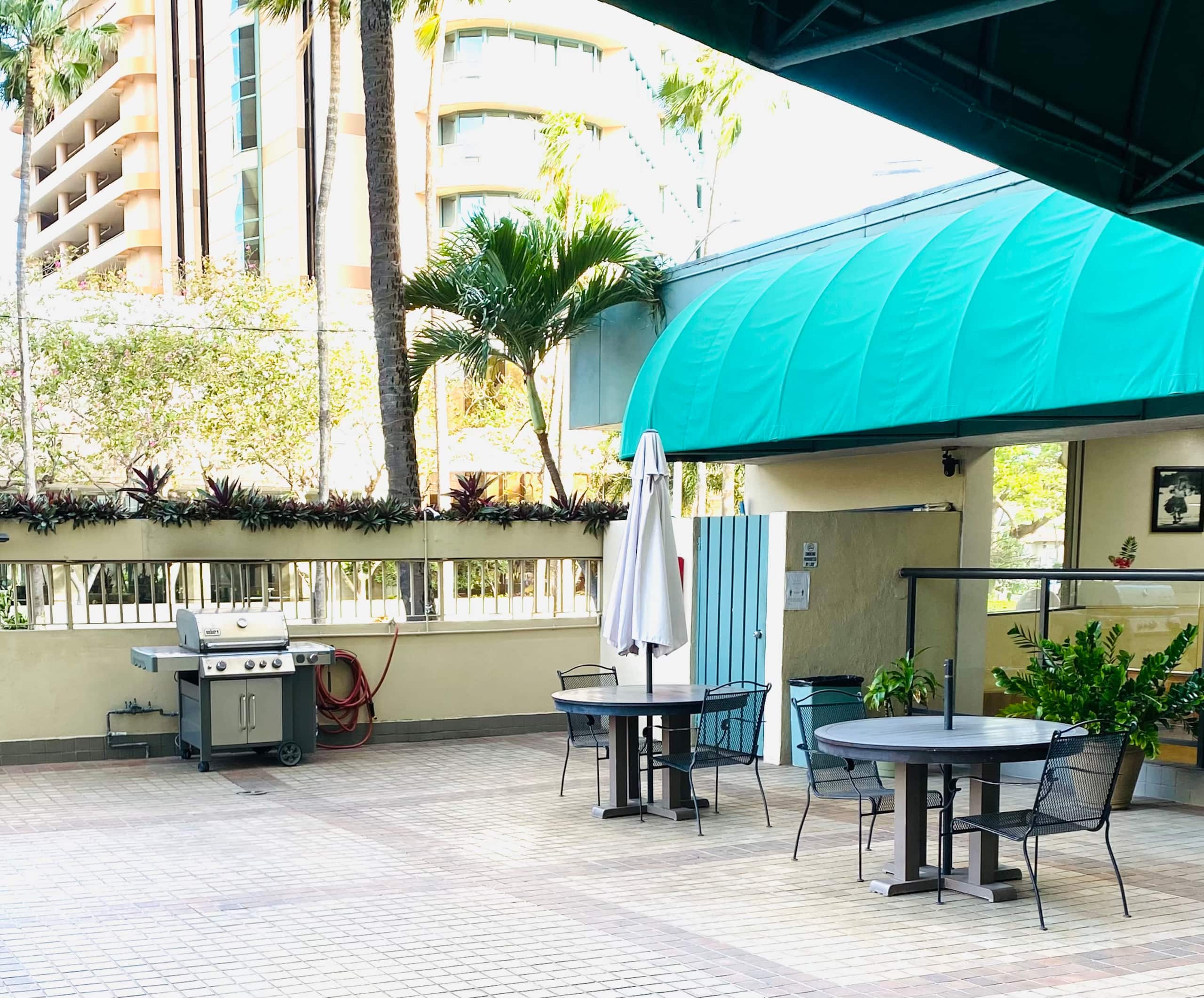 Condo in Honolulu · ★4.79 · 2 bedrooms · 4 beds · 1 private bath - Image 12
