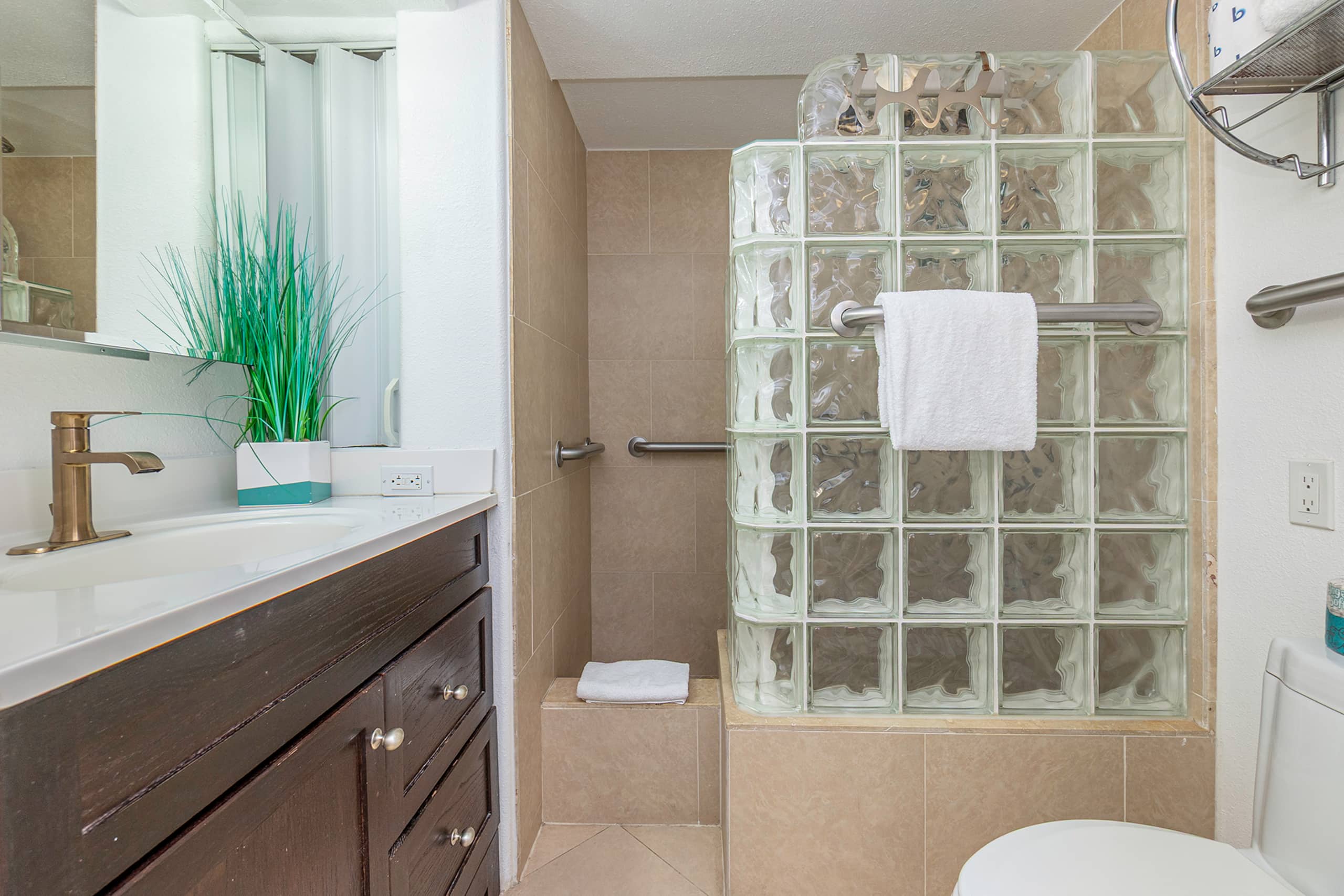 Condo in Honolulu · ★4.56 · 3 bedrooms · 3 beds · 2.5 private baths - Image 38