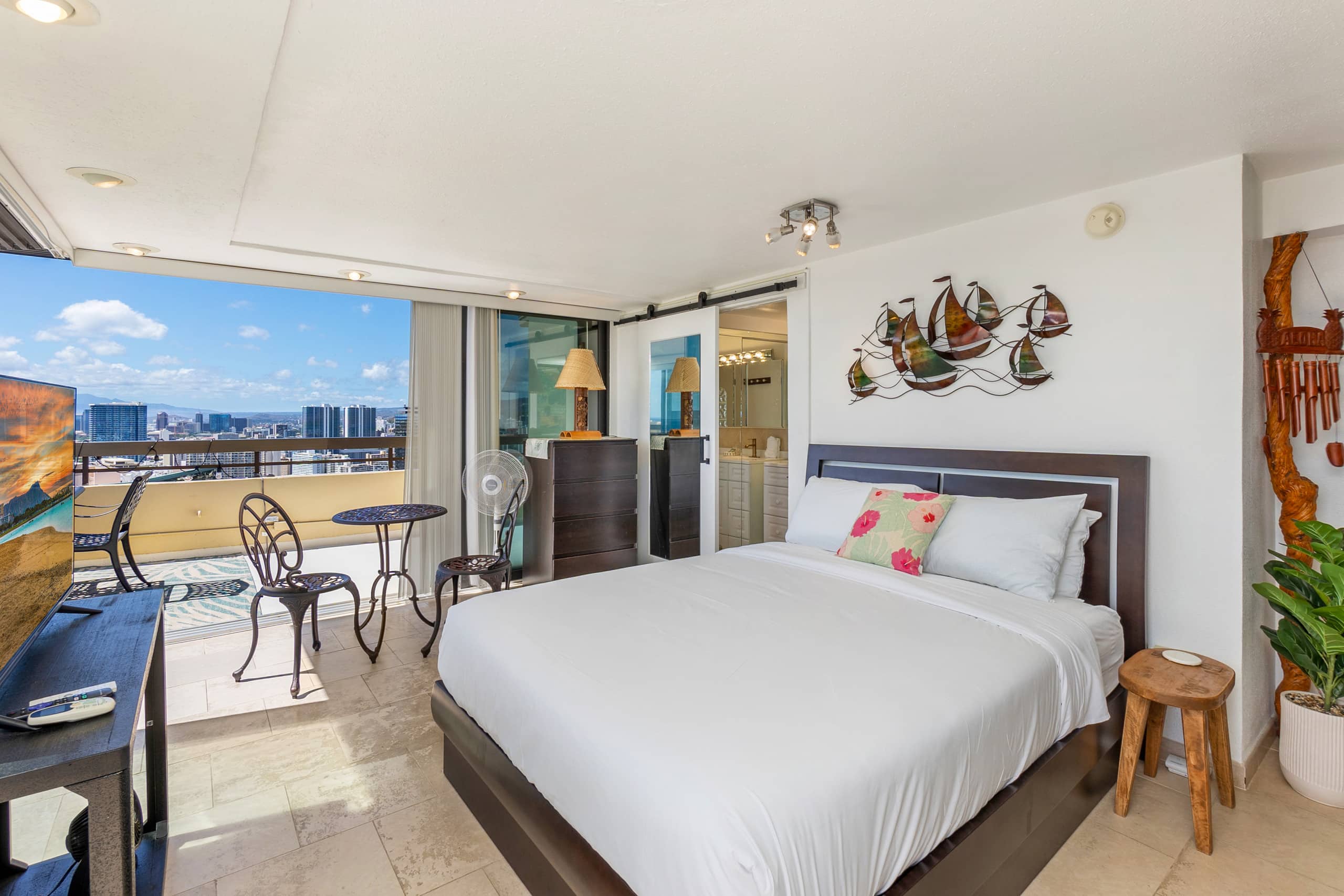 Condo in Honolulu · ★4.56 · 3 bedrooms · 3 beds · 2.5 private baths - Image 2