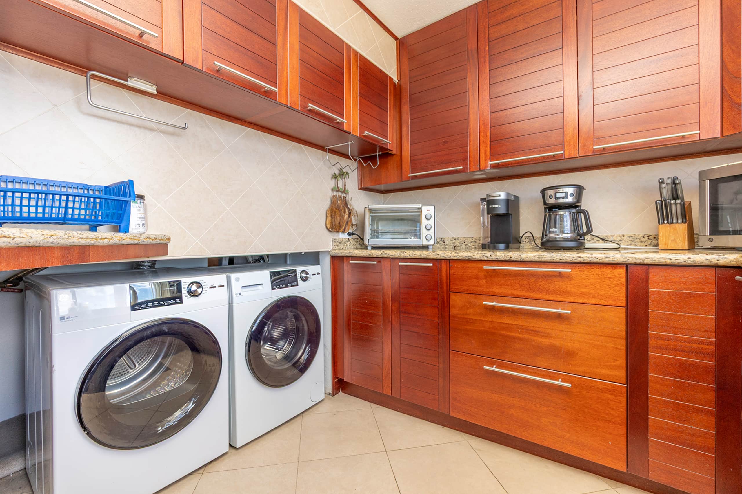 Condo in Honolulu · ★4.56 · 3 bedrooms · 3 beds · 2.5 private baths - Image 11