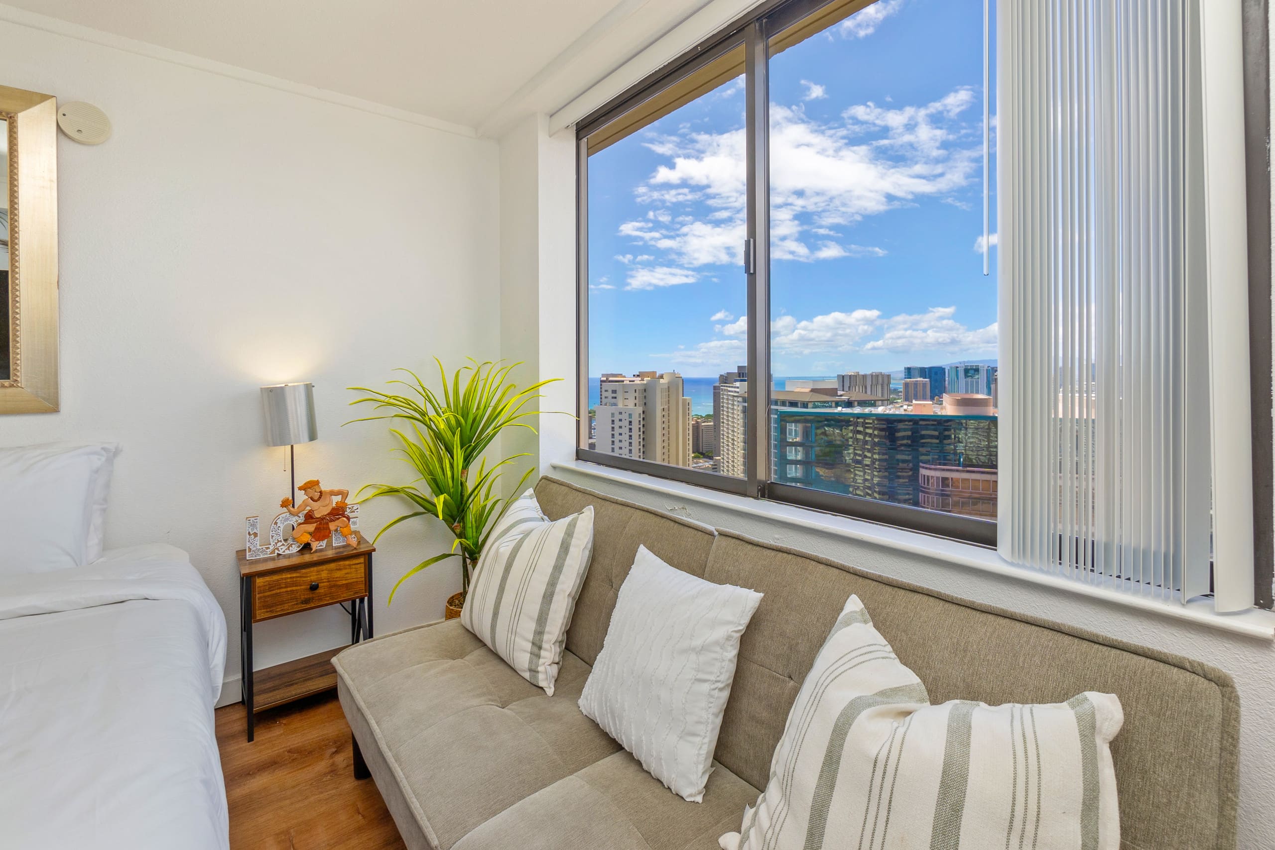 Condo in Honolulu · ★4.56 · 3 bedrooms · 3 beds · 2.5 private baths - Image 29