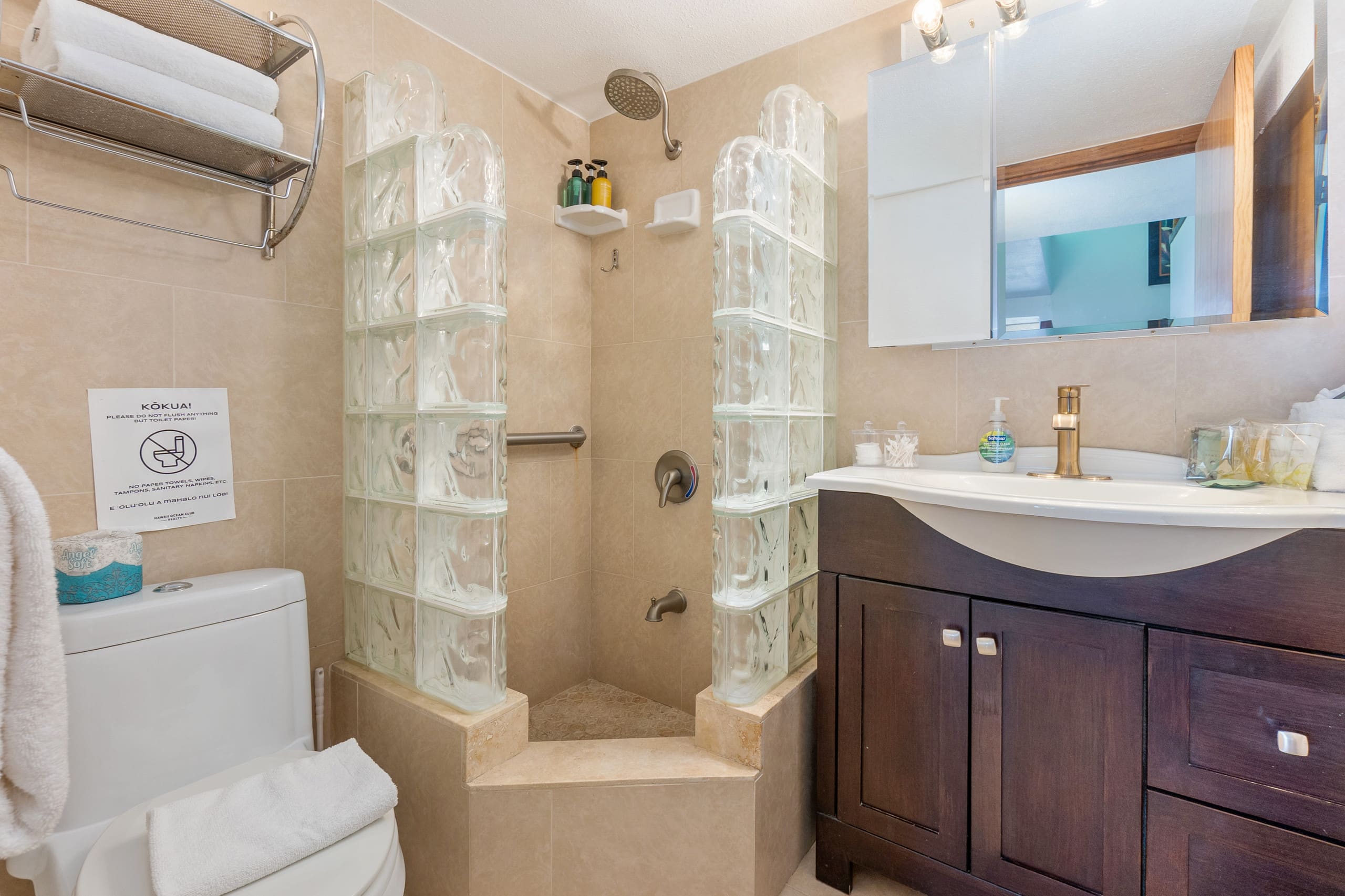 Condo in Honolulu · ★4.56 · 3 bedrooms · 3 beds · 2.5 private baths - Image 40