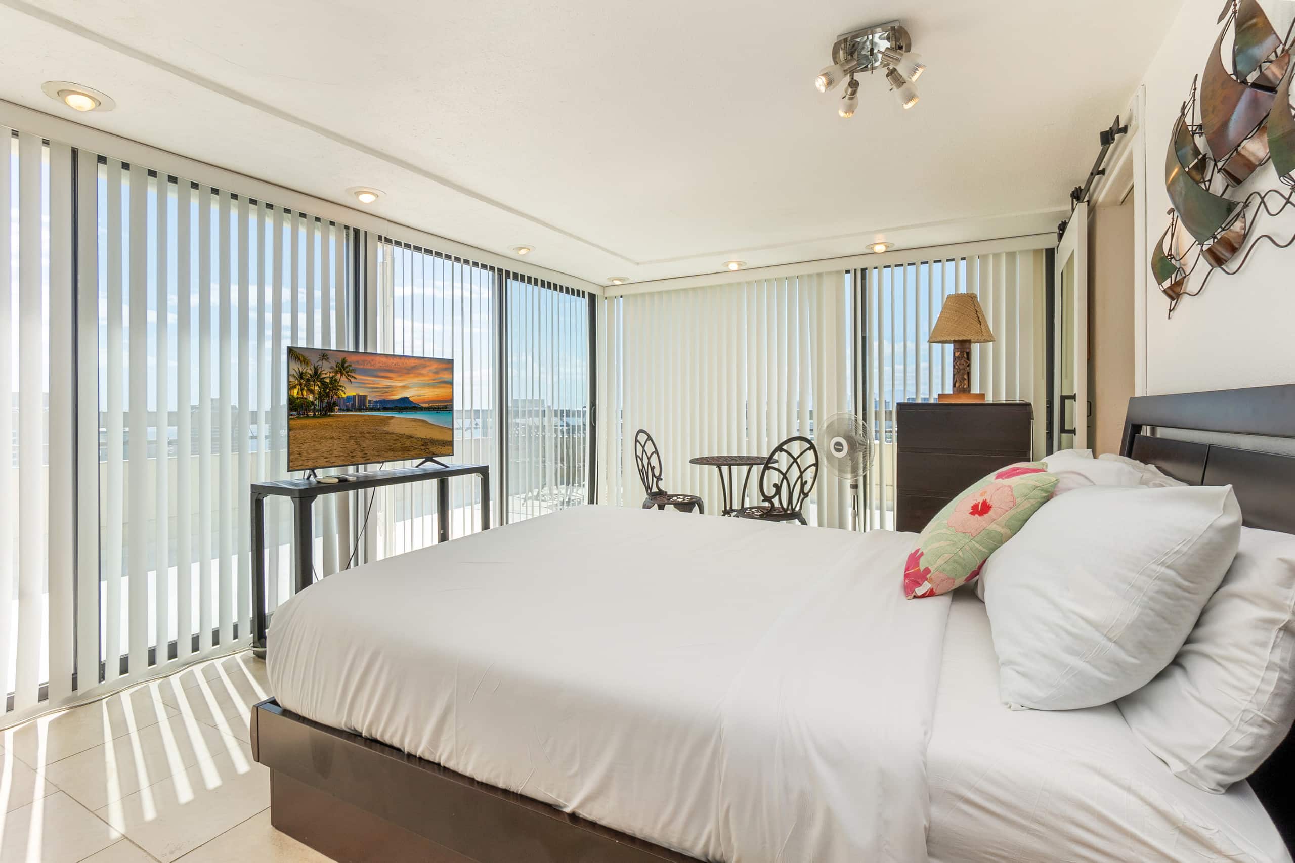 Condo in Honolulu · ★4.56 · 3 bedrooms · 3 beds · 2.5 private baths - Image 20
