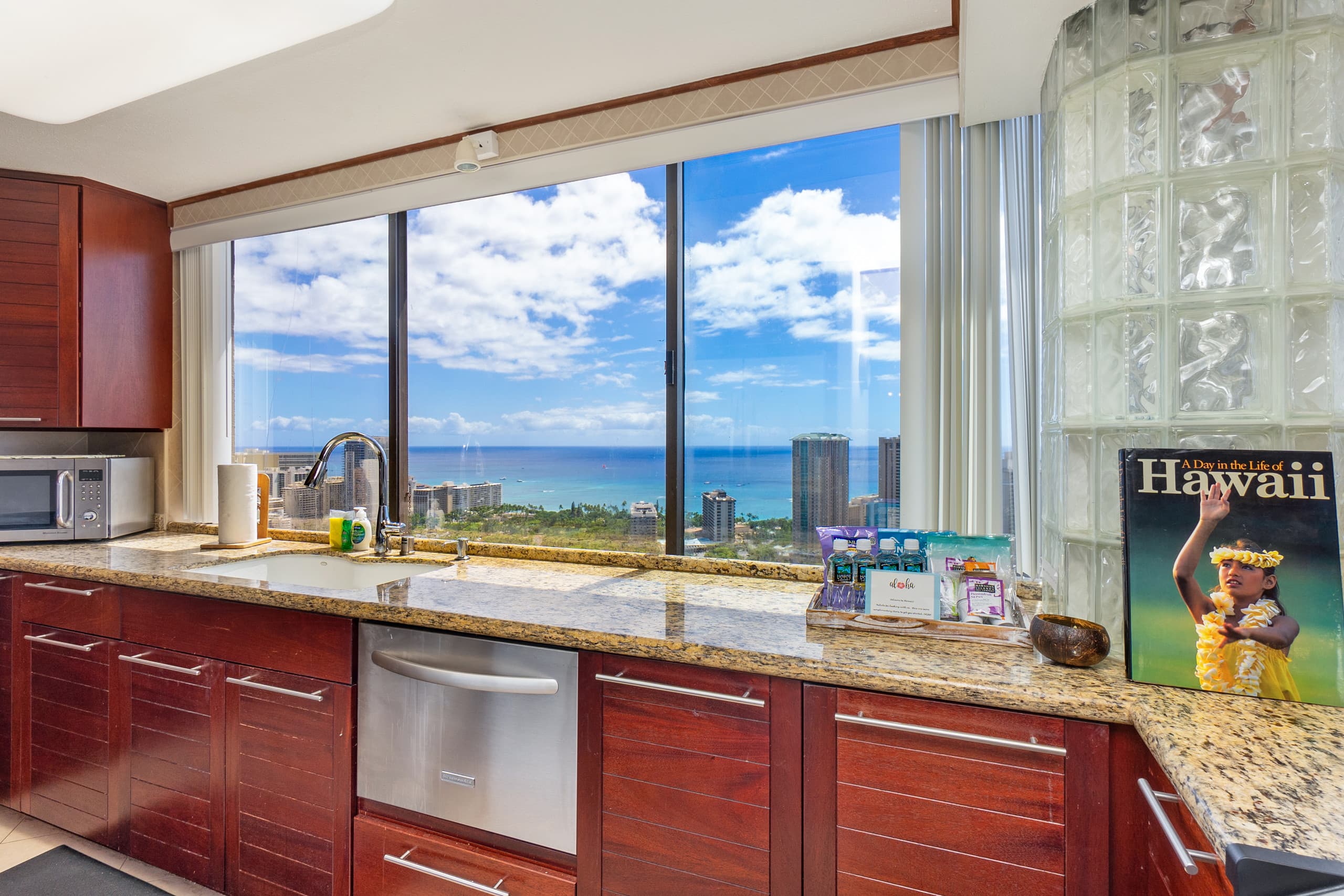Condo in Honolulu · ★4.56 · 3 bedrooms · 3 beds · 2.5 private baths - Image 10