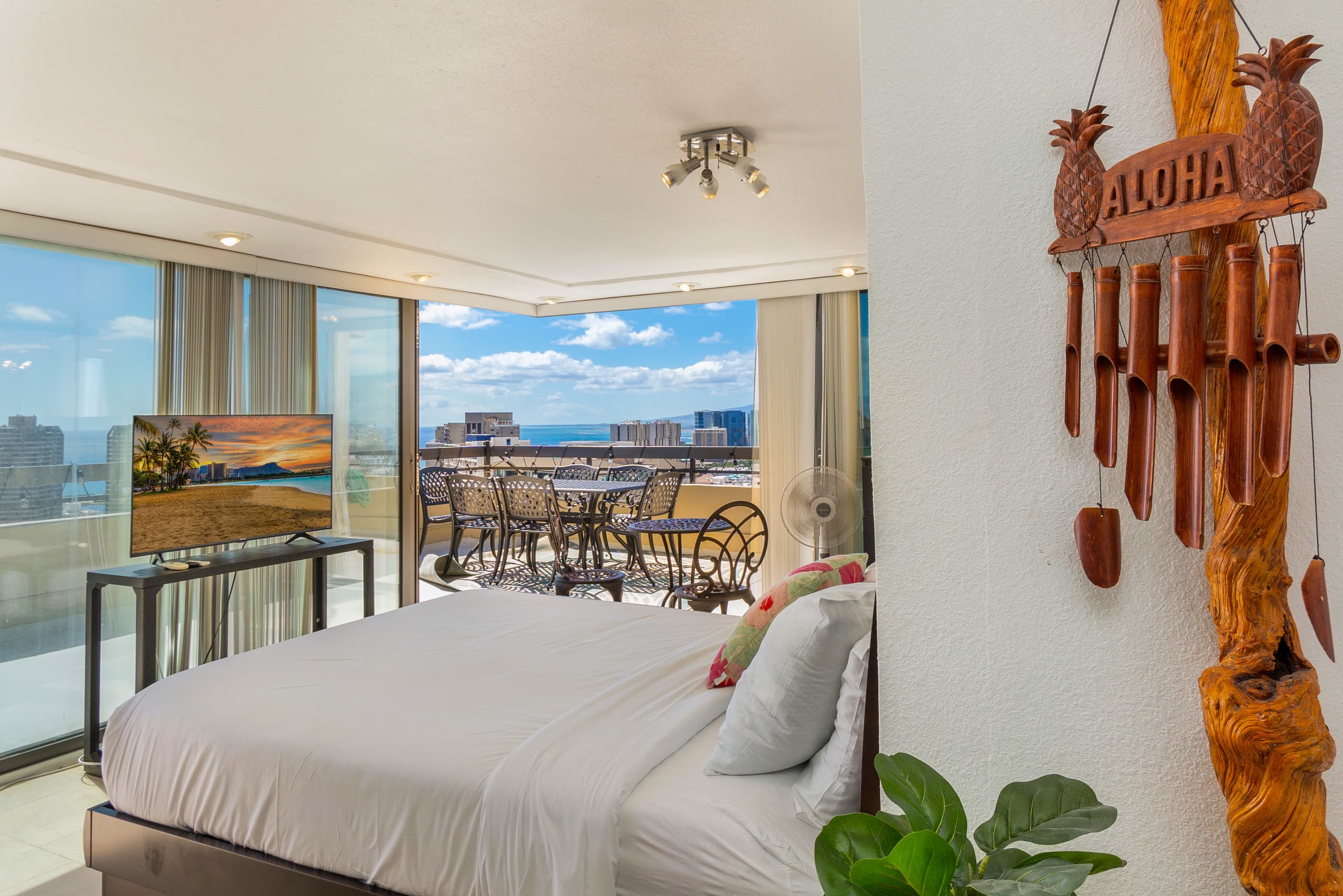 Condo in Honolulu · ★4.56 · 3 bedrooms · 3 beds · 2.5 private baths - Image 18
