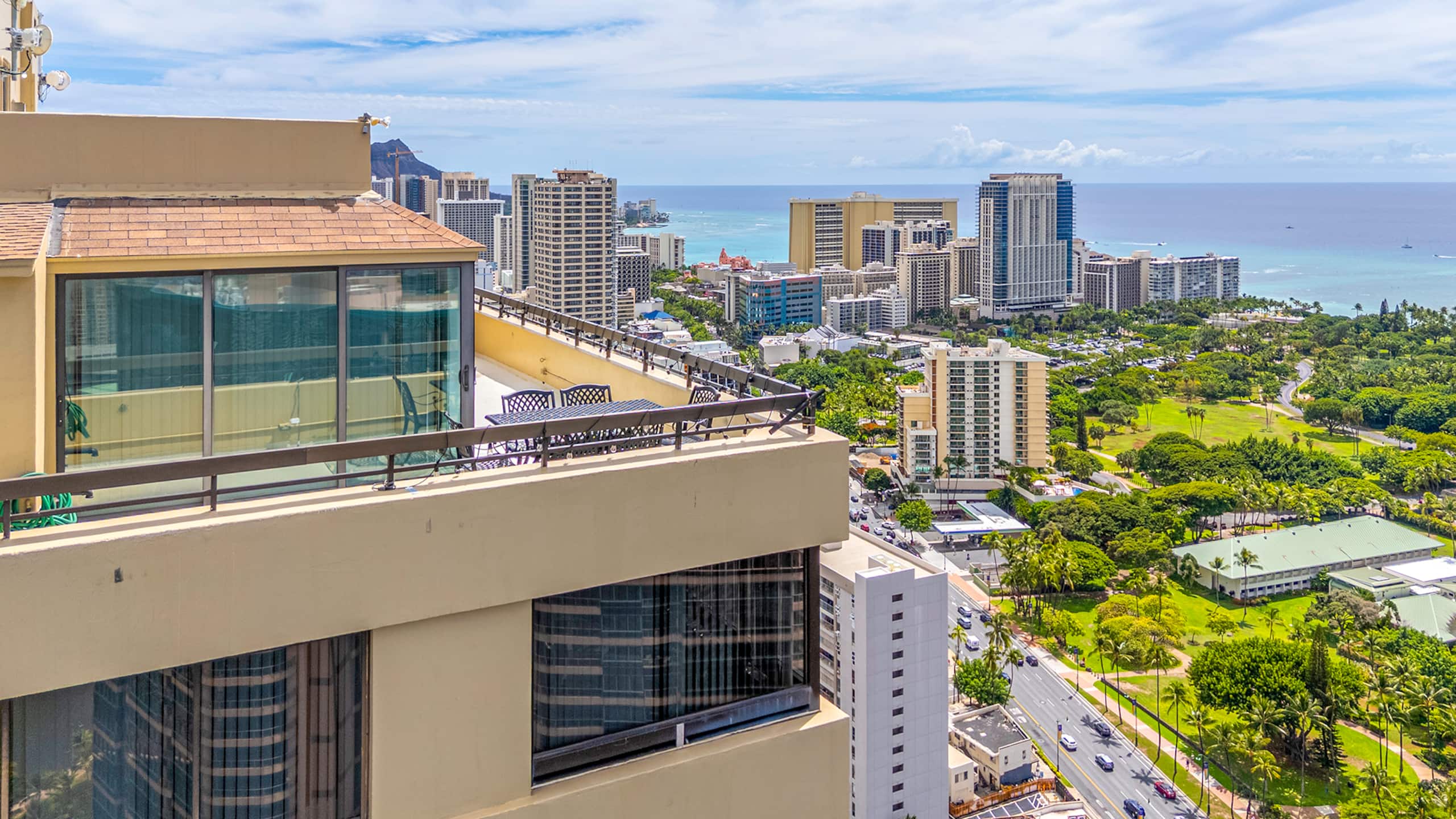 Condo in Honolulu · ★4.56 · 3 bedrooms · 3 beds · 2.5 private baths - Image 49