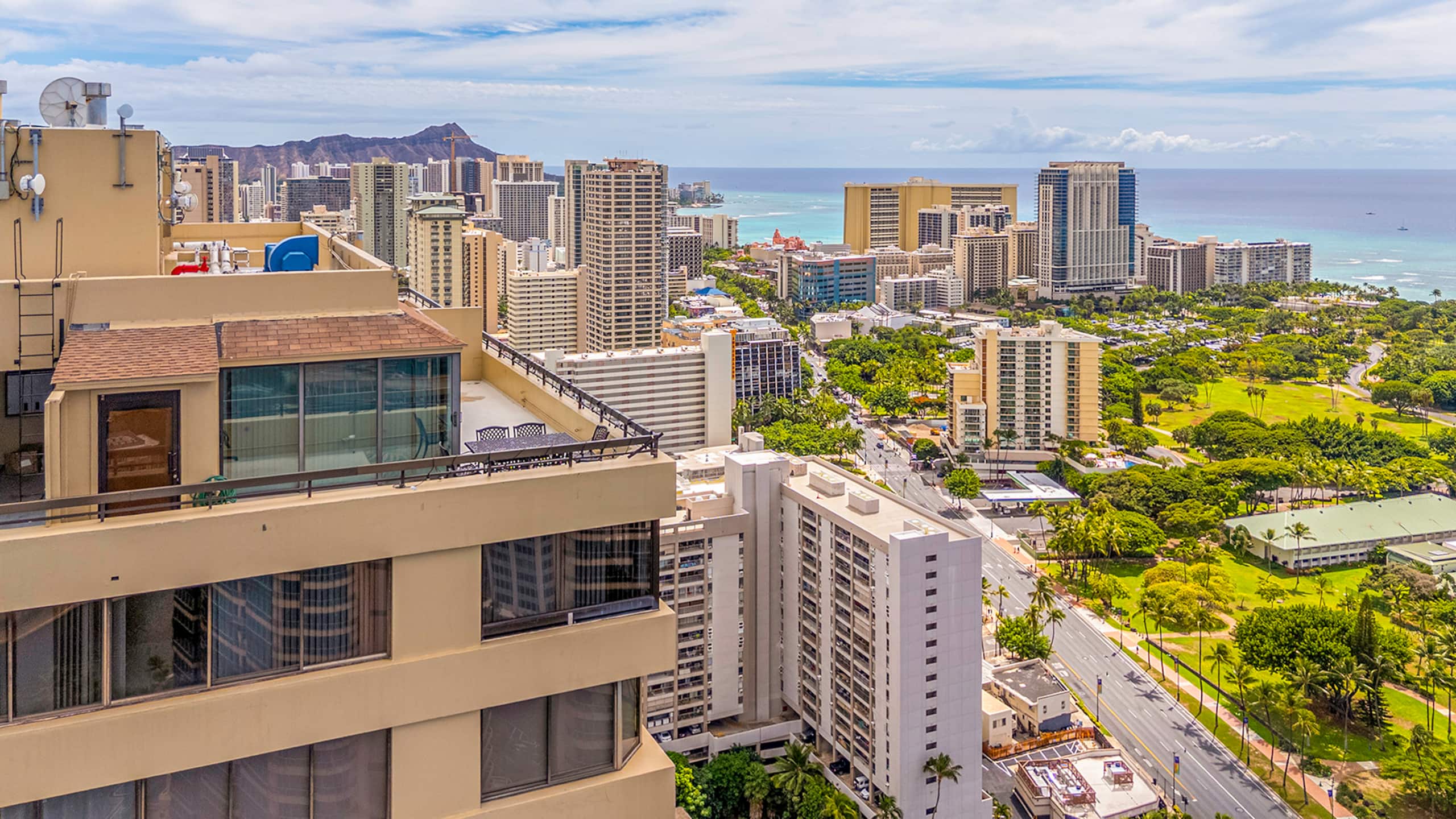 Condo in Honolulu · ★4.56 · 3 bedrooms · 3 beds · 2.5 private baths - Image 50
