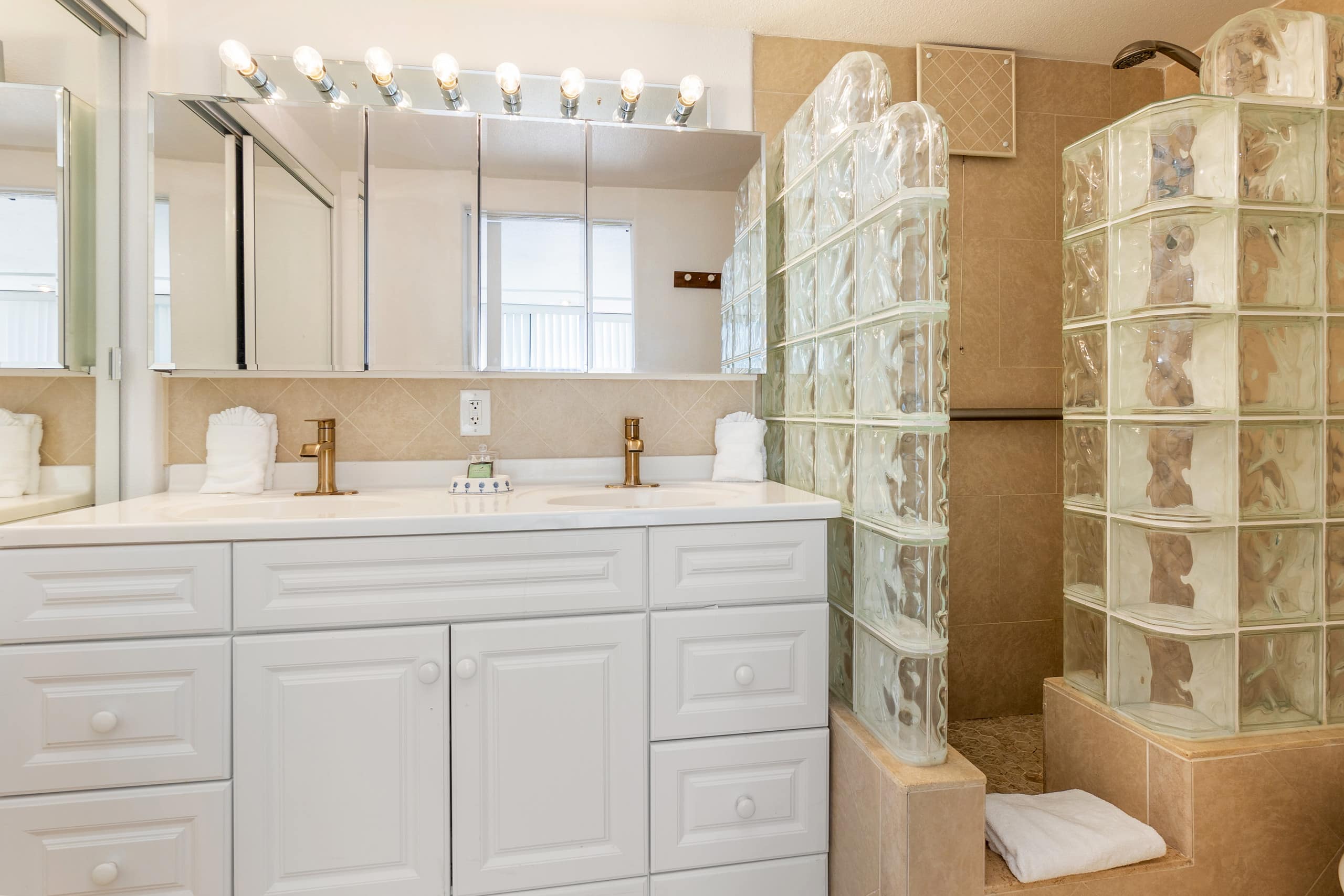 Condo in Honolulu · ★4.56 · 3 bedrooms · 3 beds · 2.5 private baths - Image 44