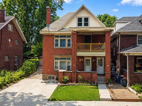 Enormous Brick House for Large Groups ★ Near All