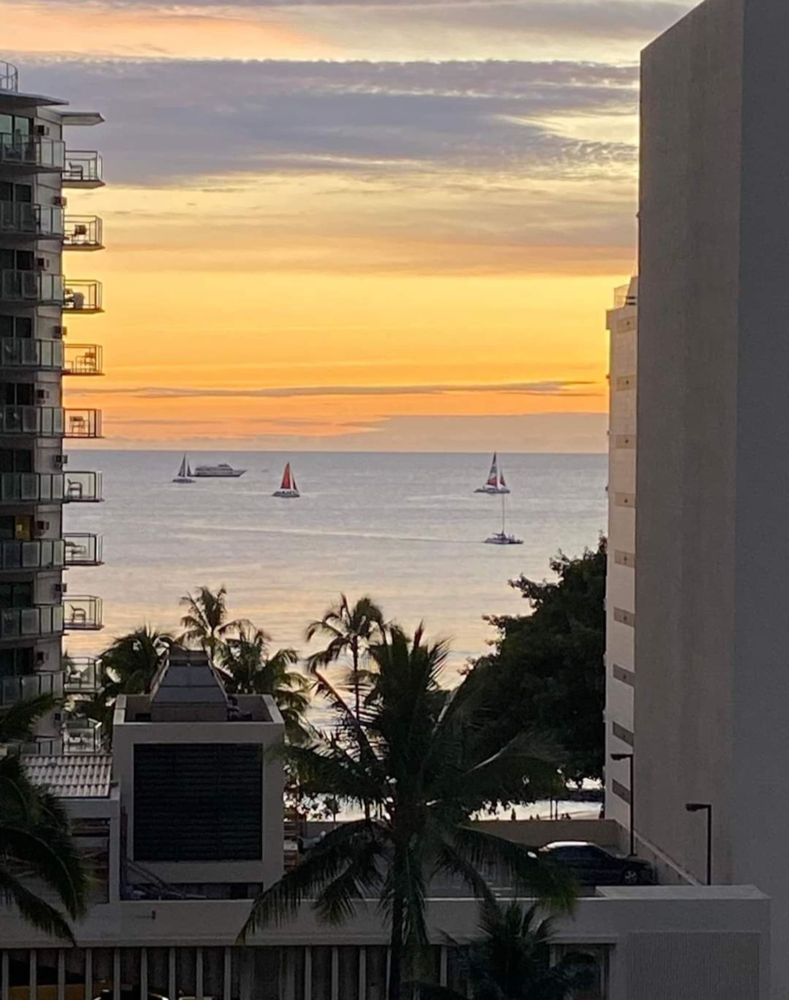 Condo in Honolulu · ★4.8 · Studio · 1 bed · 1 bath - Image 4