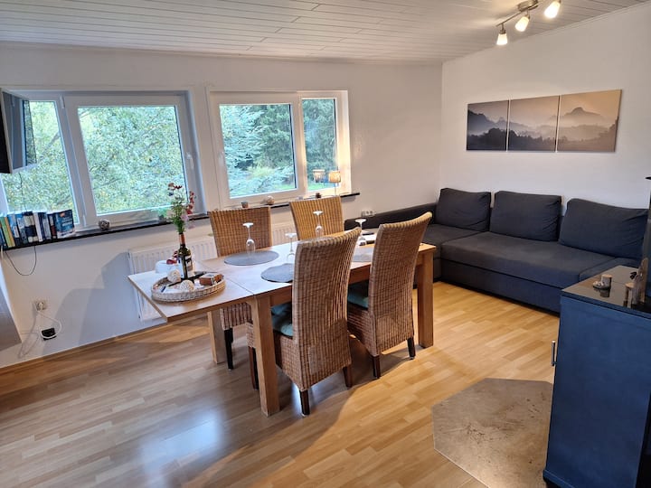 reichlich Platz für 4 Personen  Der große Holz-Esstisch kann auch noch einmal verlängert werden und bietet Platz für bis zu 6 Personen