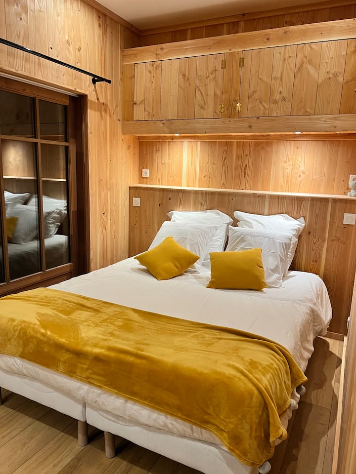 Habitación 5 con zona de escritorio