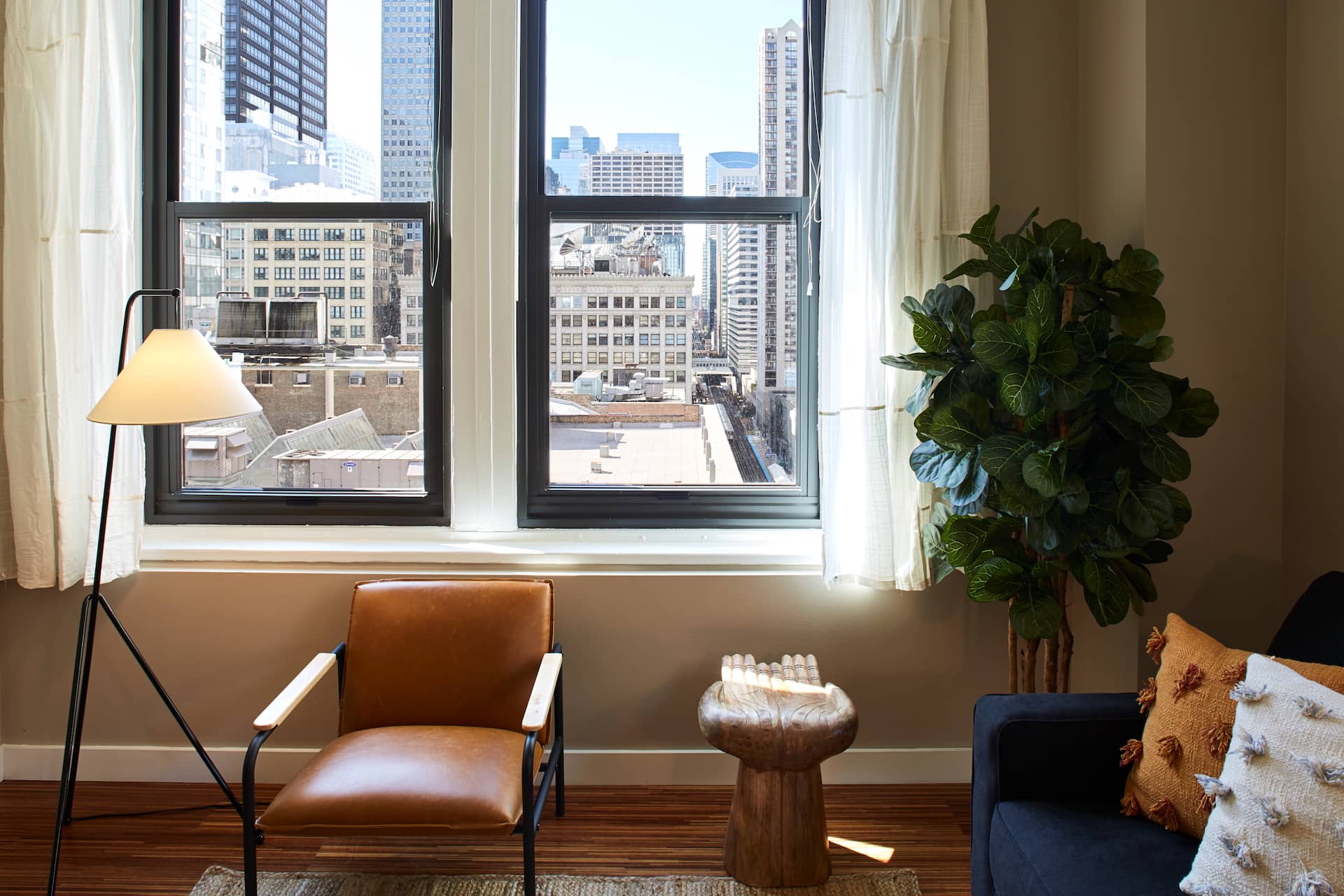 Stylish Corner 2 Bedroom in the Heart of Chicago | — photo 5