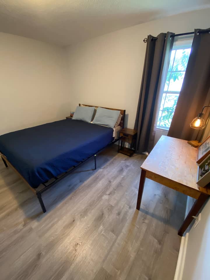 Chumba cha kulala #3 chenye kitanda na dawati lenye ukubwa wa malkia.