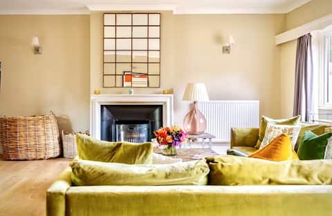 Large Country Cottage, Log Fire, Fire Pit, Air Con