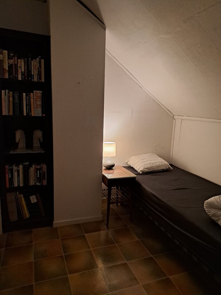 Please note that this bedroom has no window and should be seen as an "extra" bed. 