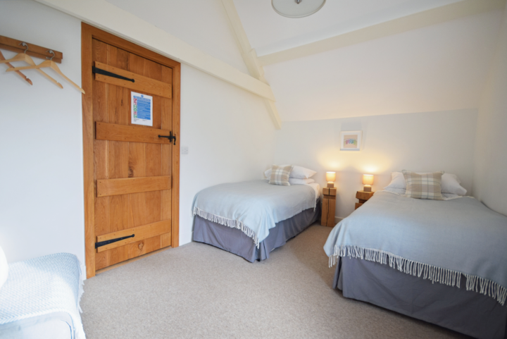 Არაჩვეულებრივი საძინებელი თაღოვანი ჭერით და ხედი სოფელ Chew Magna-ზე. Ეს საძინებელი შეიძლება შედგებოდეს სუპერ King-ის ან ორი ერთადგილიანი საწოლის სახით.