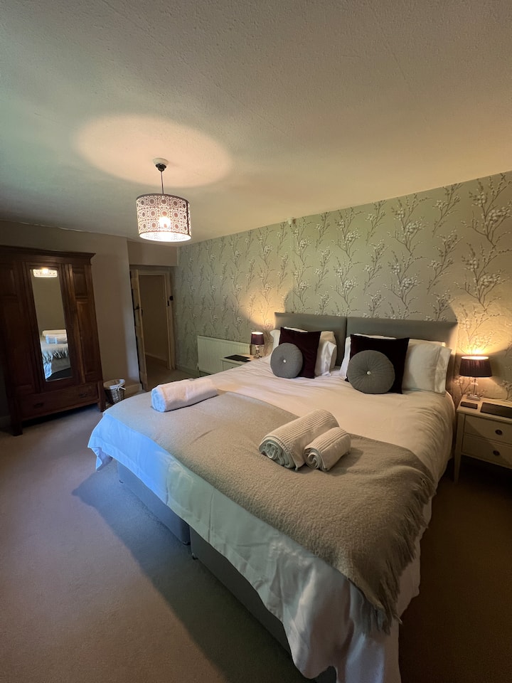 This bedroom lends itself to either being a Super-king or 2 singles depending on the guests requirements