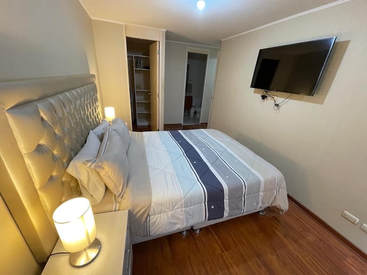 bračni krevet (širine 150 – 179 cm) i televizor 43" visoke razlučivosti (4k)