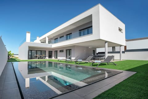 Private Alvor villa with pool and Jacuzzi