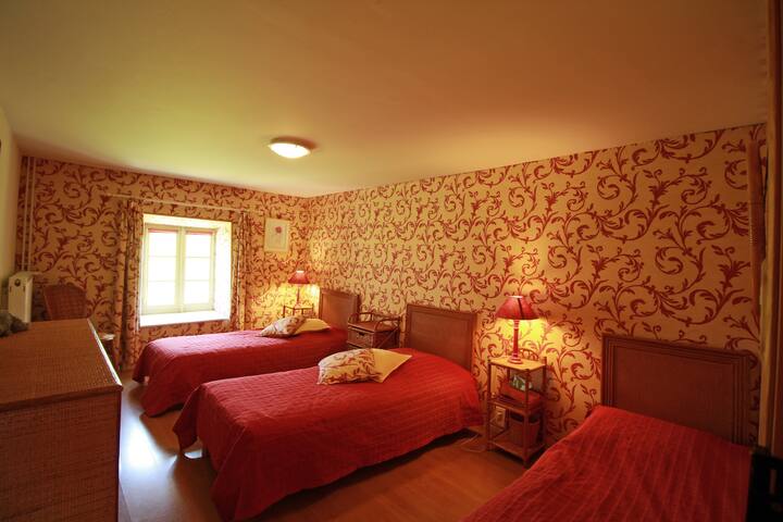 Soba „3 medvjeda” u obiteljskom apartmanu u sklopu pansiona Masbareau u Royèresu u Haute-Vienneu, Limousin, Nouvelle-Aquitaine u blizini Limogesu, u središtu Francuske. Samostalan smještaj prikladan i opremljen za obitelji s djecom