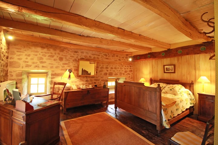 Le côté parentale de la Suite Familiale des Chambres d'Hôtes du Masbareau à Royères en Haute-Vienne, Limousin, Nouvelle -Aquitaine à proximité de Limoges, au centre de la France. Lieu indépendant adapté +équipé pour familles avec petits enfants, bébé