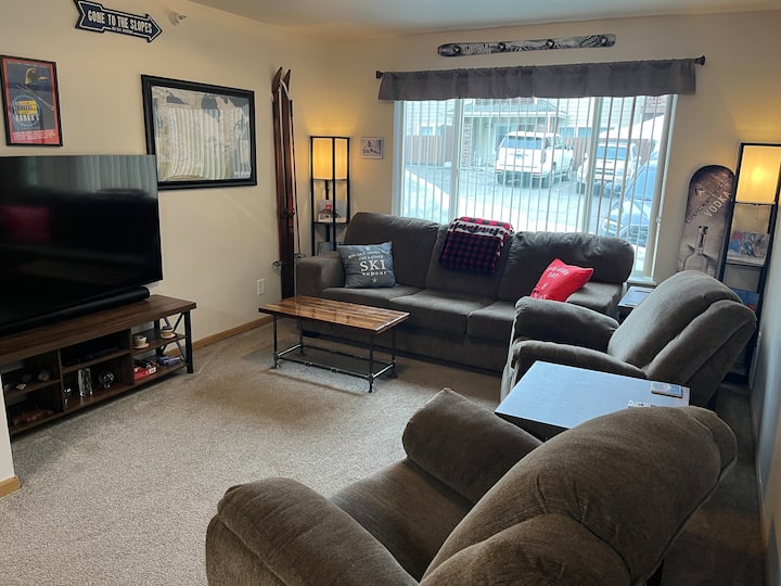 Დივანი, 2 Rocker Recliners, 65-დუიმიანი SONY სმარტ-ტელევიზორი DIRECTV-თან და AppleTV-თან ერთად.  