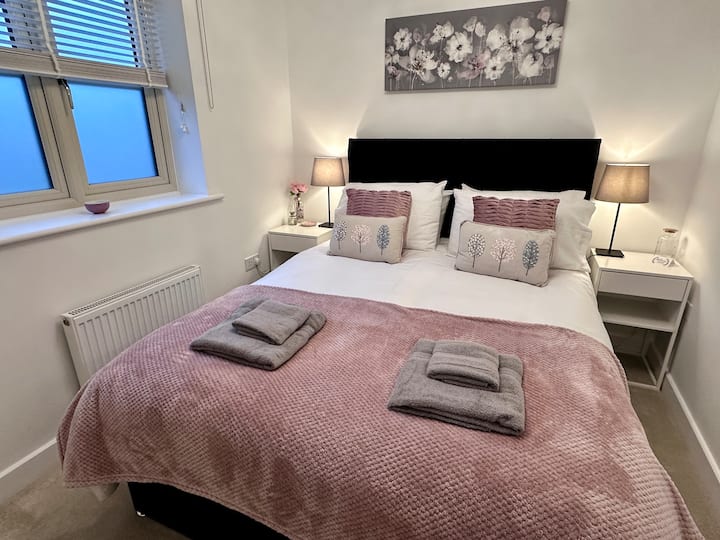 Bonito segundo dormitorio con cama tamaño king del Reino Unido y espacioso armario independiente (cuna de viaje disponible si es necesario)
Se proporciona una toalla de baño y una toalla de mano para cada huésped.
