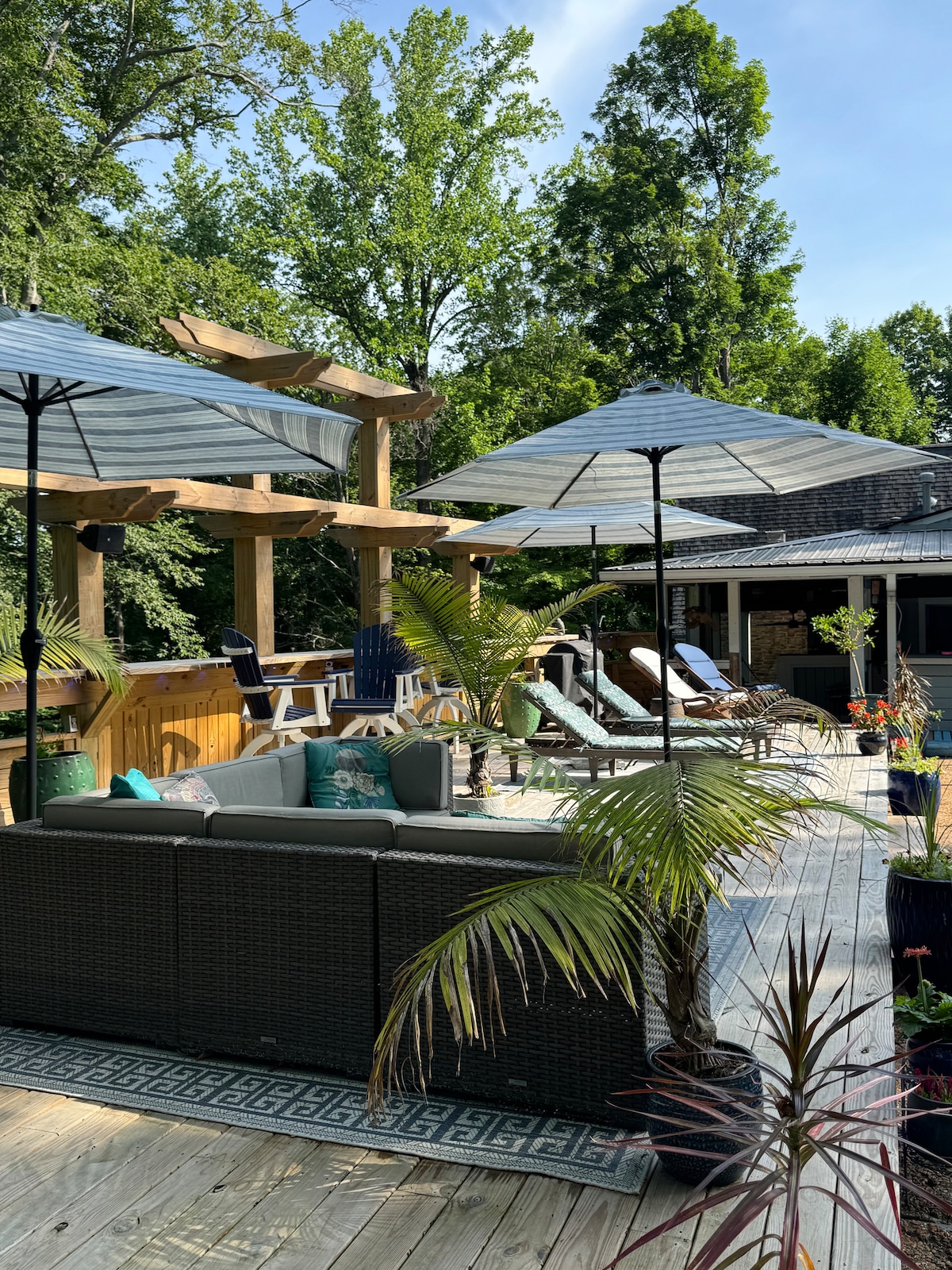 Captain Bill's Guest House/seasonal swimming pool